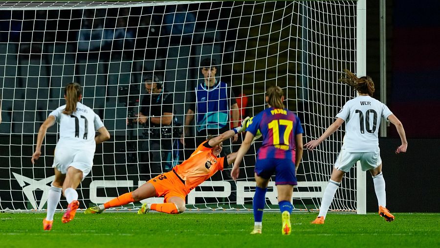 Momento en el que Cata Coll le para el penalti a Weir.