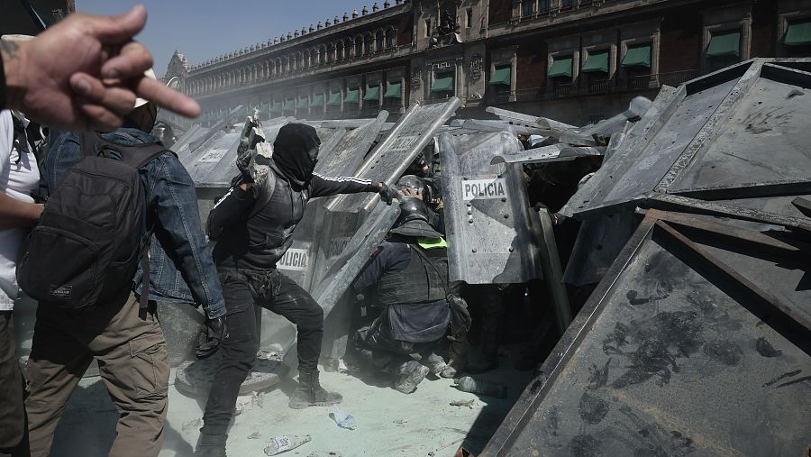 Manifestantes se enfrentan a la policía