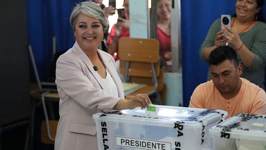La candidata oficialista de Chile, Jeannette Jara, ejerciendo su derecho a voto en la jornada electoral de este domingo