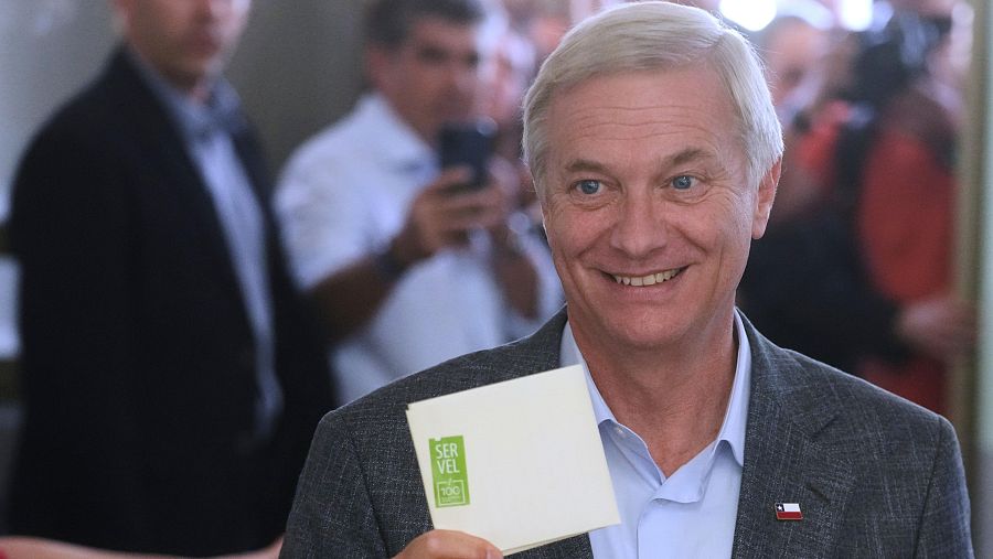 El candidato chileno José Antonio Kast al depositar su voto este domingo