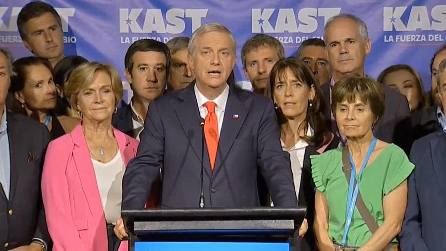 El ultraderechista José Antonio Kast habla tras conocer los resultados de las elecciones este domingo junto a la excandidata de la derecha tradicional Evelyn Matthei