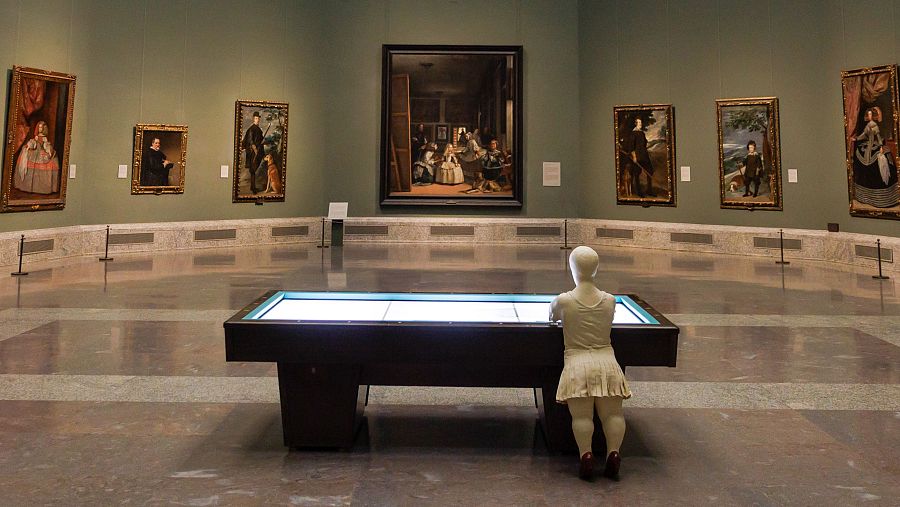 'Sara con mesa de billar'