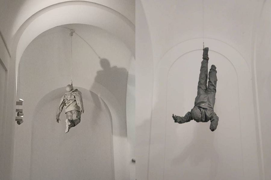 Esculturas de Juan Muñoz en la escalera de Murillo