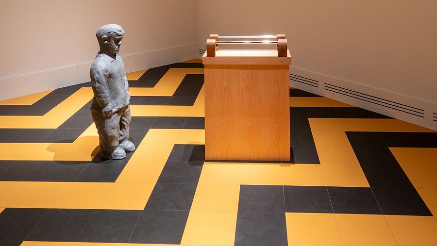 'George con líneas paralelas'