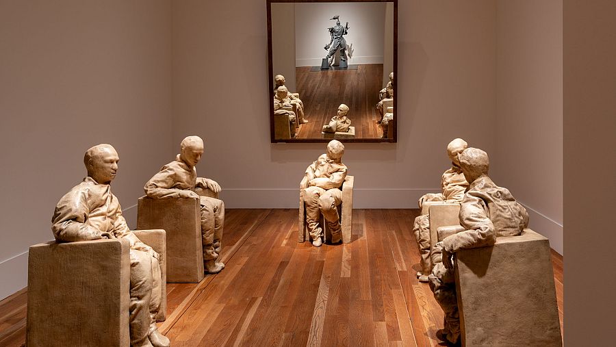 'Cinco figuras sentadas'