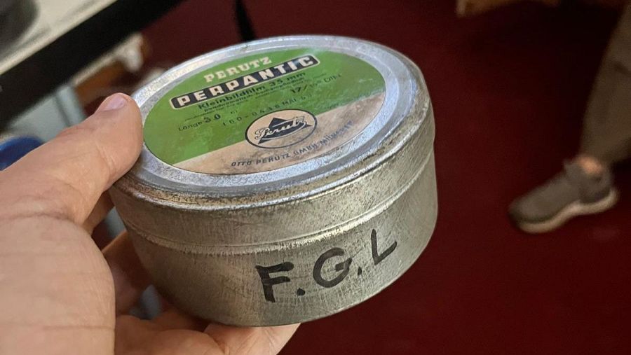 Imagen de la lata, con las iniciales F.G.L, que contenía la película en la que aparece Lorca.