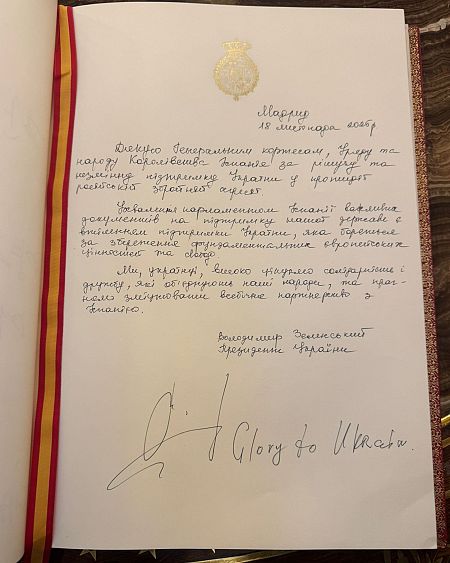 Firma del presidente de Ucrania, Volodomir Zelenski, en el libro de honor del Congreso de los Diputados.