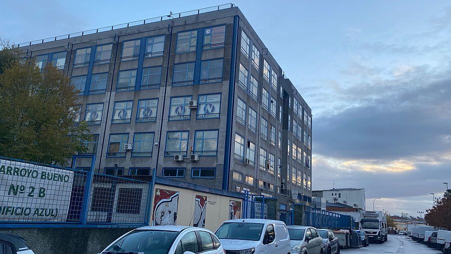 Edificio azul, en el polígono de Talleres, al sur de Madrid, en Villaverde Alto.