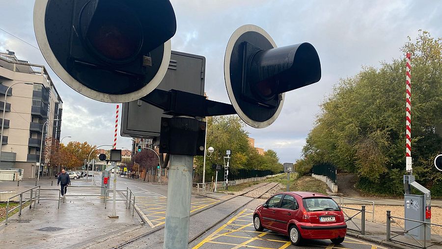 Uno de los pasos a nivel en el distrito de Villaverde, al sur de la capital de España.