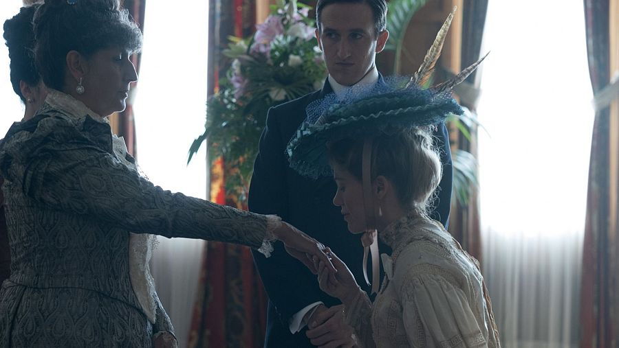 Elvira Mínguez será la reina Cristina y Kimberly Tell, Victoria Eugenia