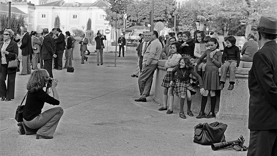 Un grupo de niñas posa para una foto en El Pardo el 25 de octubre de 1975
