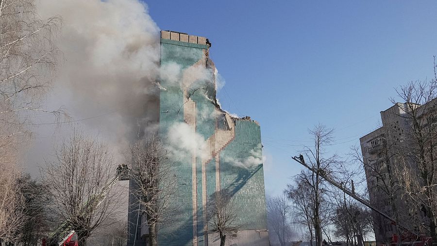 Edificio de viviendas dañado por los ataques rusos en Ternópil, oeste de Ucrania