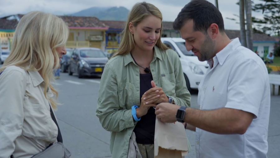 Cristina Cifuentes y Alba Carrillo le regalan una pulsera de la buena suerte a Santiago