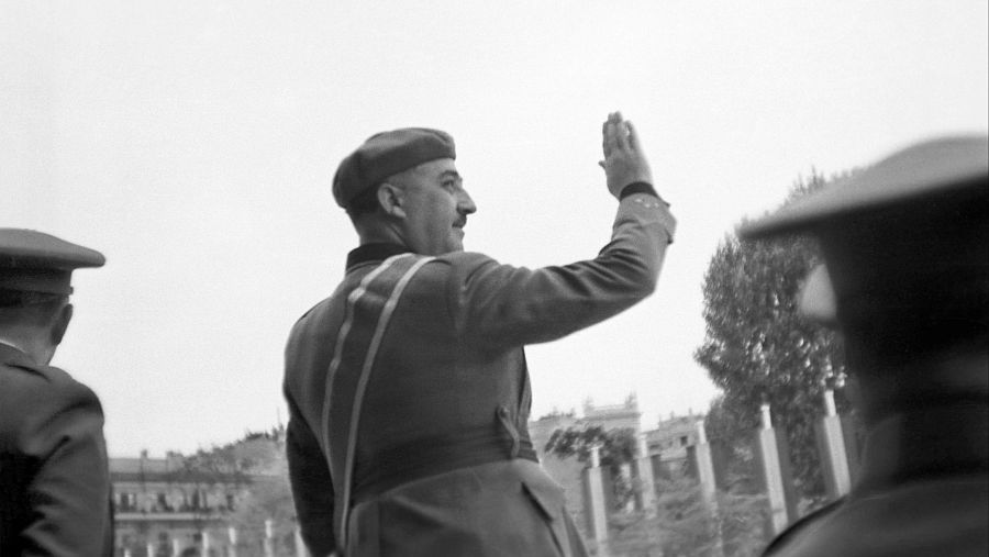 Francisco Franco saluda a las tropas que participan en el primer desfile militar celebrado tras el final de la Guerra Civil en Madrid, en mayo de 1939.