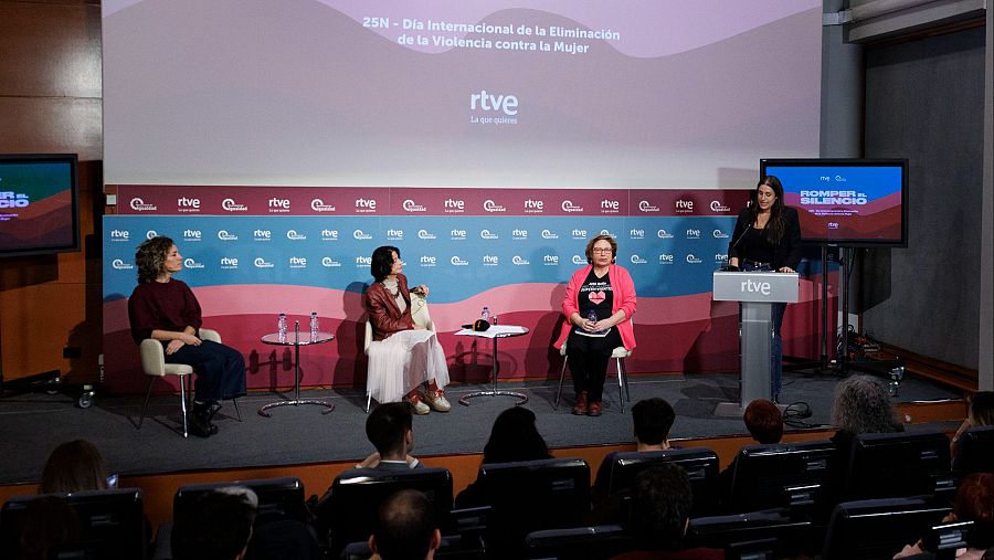 Coloquio durante el acto ‘Romper el silencio’