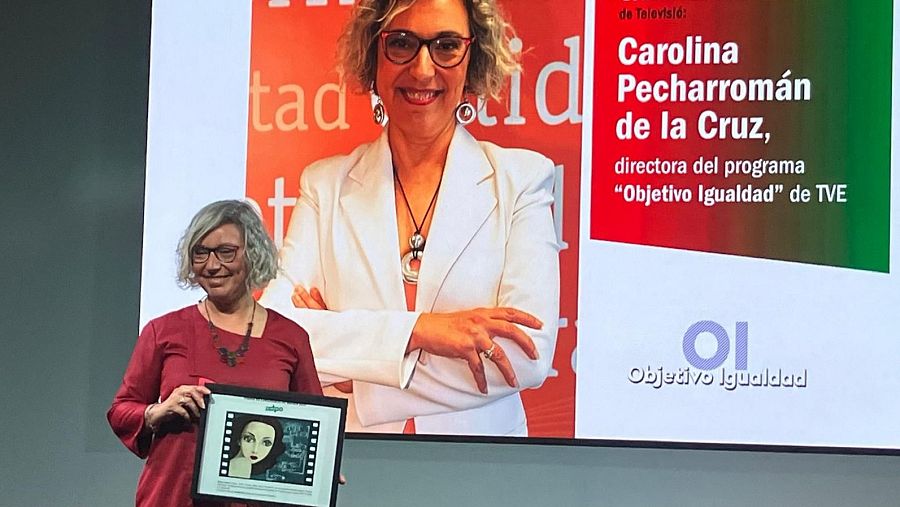 Carolina Pecharromán, fent-se una fotografia amb el premi Bones Pràctiques de Televisió