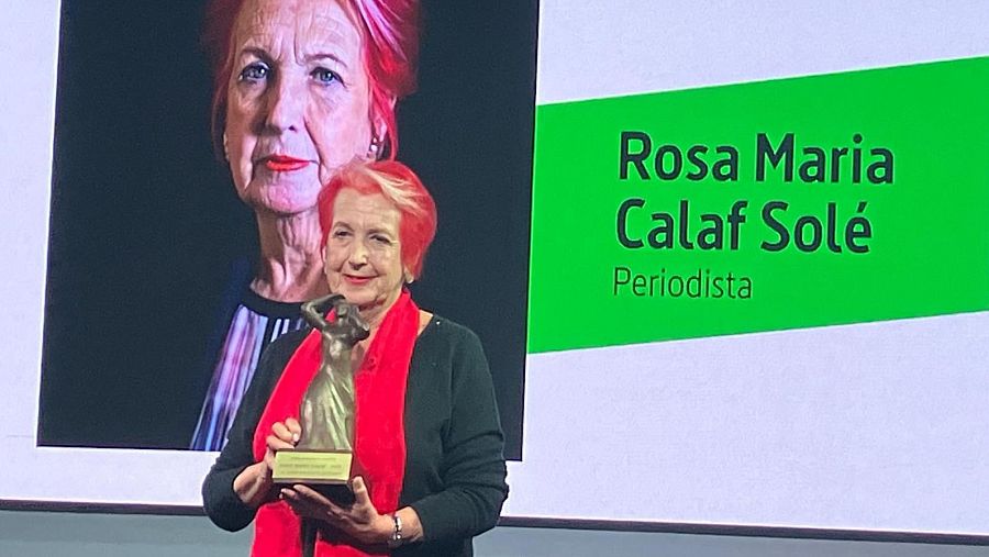 Rosa Maria Calaf, fent-se una fotografia amb el premi Margarita Rivière