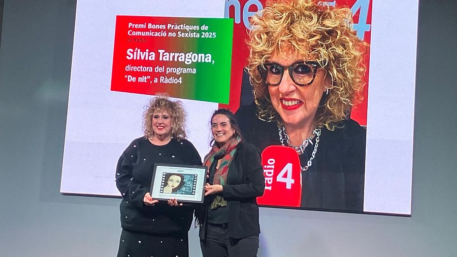 Sílvia Tarragona, fent-se una fotografia amb el premi de Bones Pràctiques de Ràdio