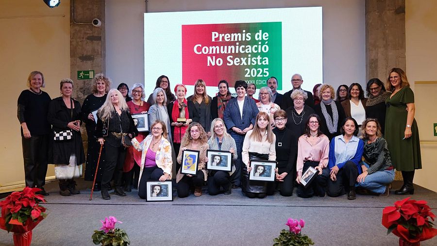 Fotografia amb el grup de dones guardonades amb els Premis de Comunicació No Sexista