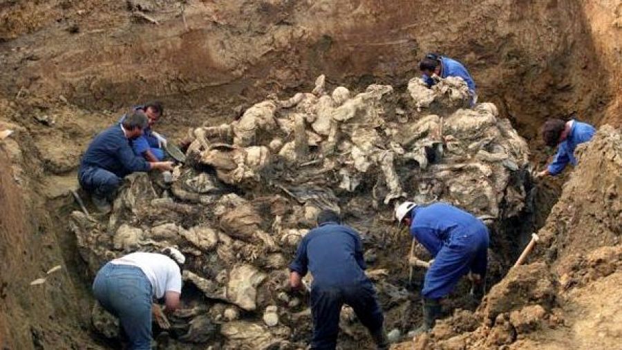 Imagen de archivo de una fosa común de la guerra de Bosnia descubierta en Pilica en 1996, con más de 100 cuerpos