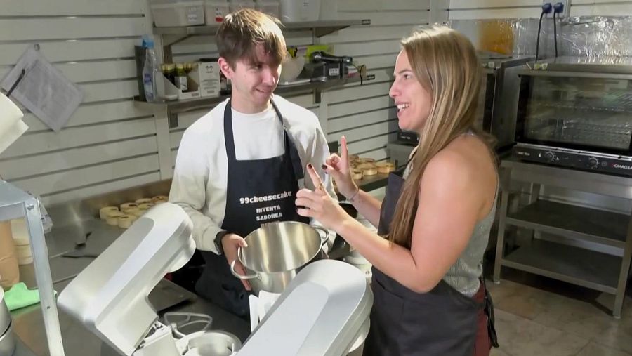 Roger, fundador de 99cheesecake, ensenya el procés de preparació a la cuina del seu obrador a Gràcia