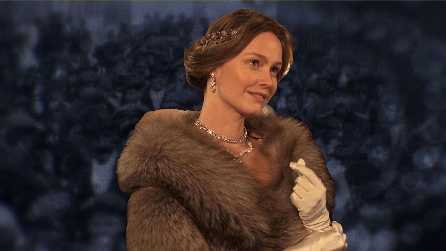 Lucía Guerrero es Beatriz de Sajona, Bee