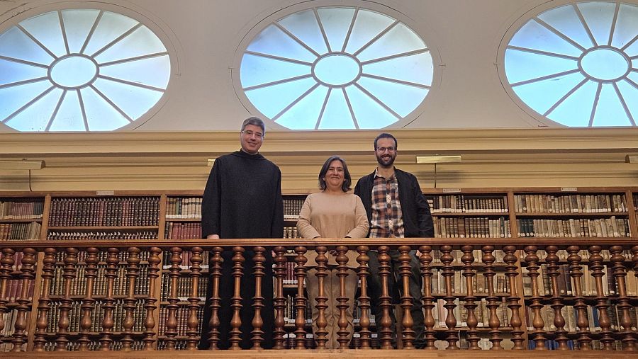 Isabel Díaz, presentadora de 'Sense Memòria', de Ràdio 4, amb el pare Bernat Juliol i Xavier Costa Badia