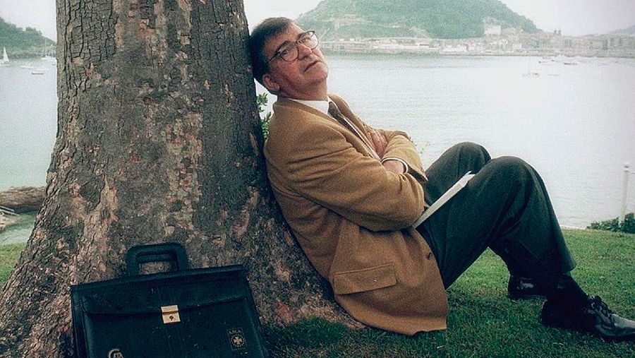 Tot i el seu origen català, Ernest Lluch va tenir un fort vincle amb Euskadi, sobretot després de deixar el ministeri de Sanitat