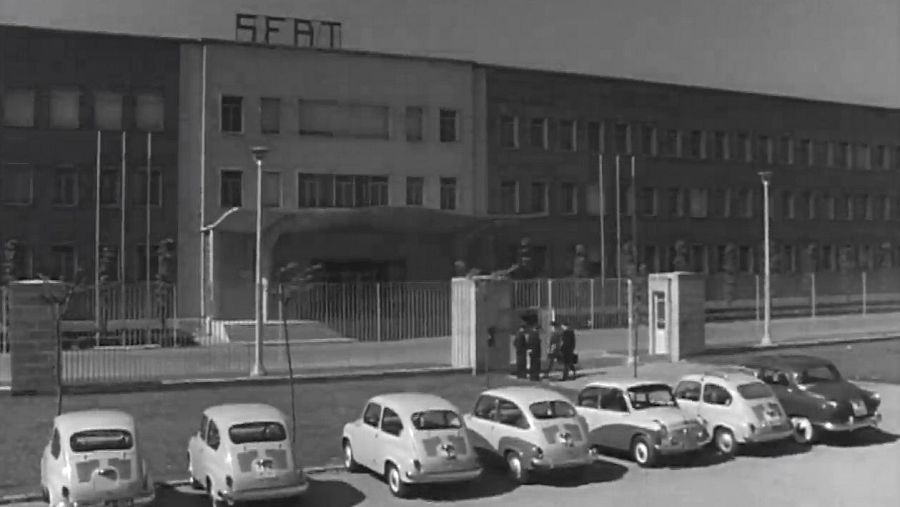 Vehicles SEAT 600 davant la fábrica