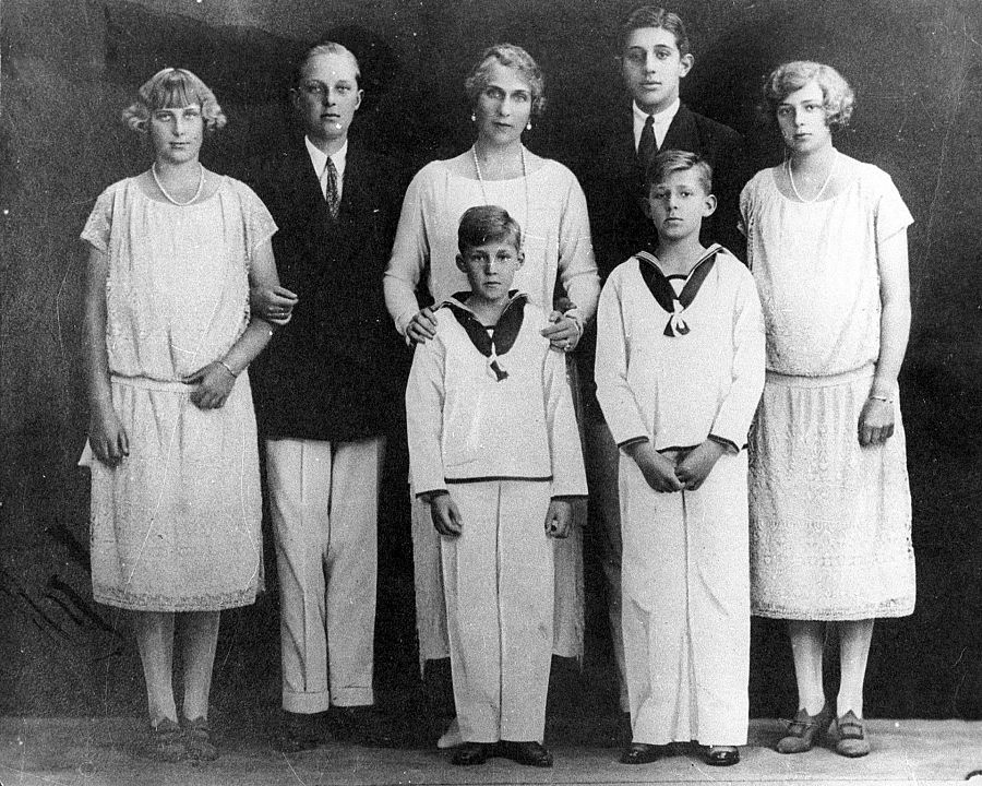 La reina Victoria Eugenia junto a sus hijos