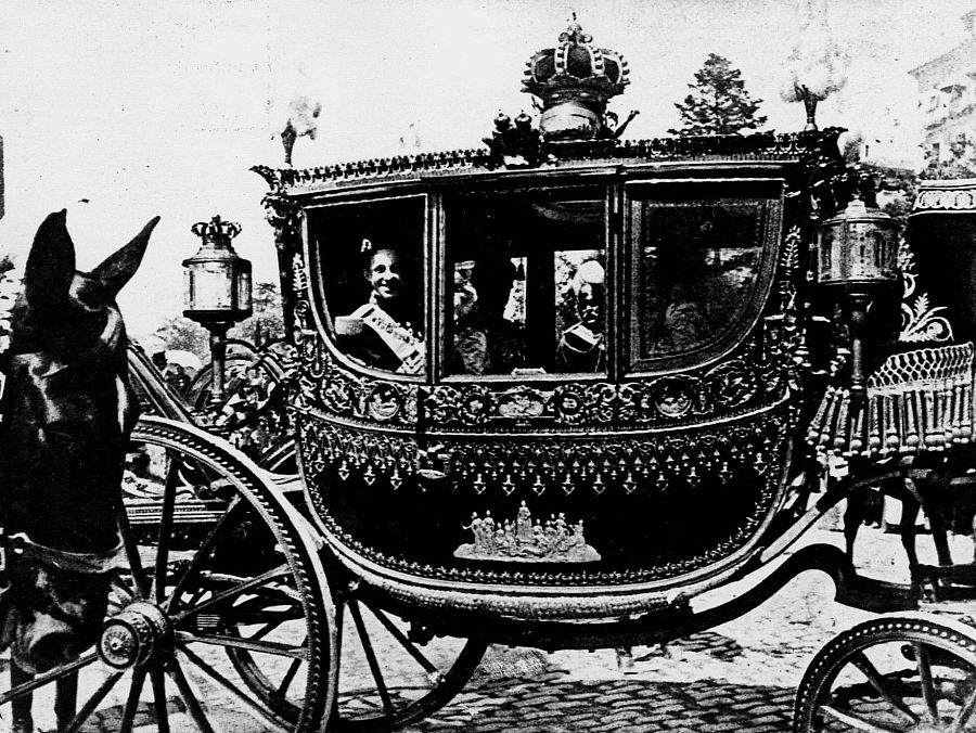 Alfonso XIII de camino a la iglesia el día de su boda con Victoria Eugenia
