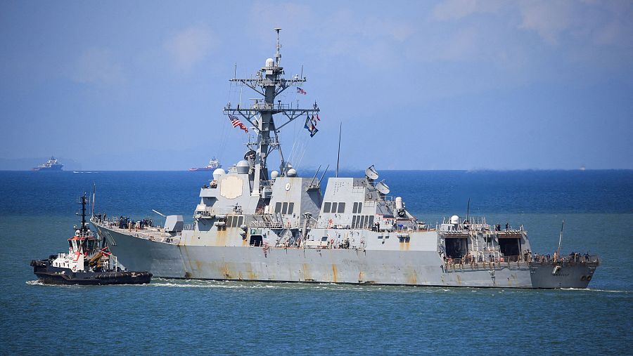Un destructor de la Armada de los Estados Unidos zarpa del Puerto de España, Trinidad y Tobago, el 30 de octubre de 2025