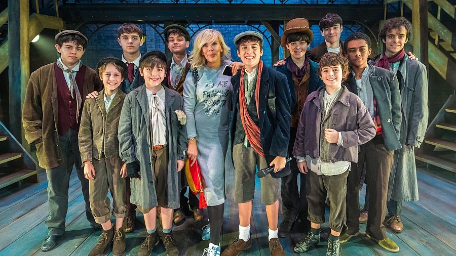 Elenco de 'Oliver Twist, el musical', junto a María Eizaguirre