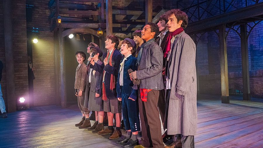 Gonzalo Pinillos, junto a sus compañeros de 'Oliver Twist, el musical'