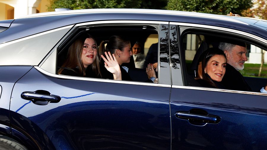 Los reyes Felipe VI y Letizia y sus hijas, la princesa Leonor y la infanta Sofía, acuden a un almuerzo familiar en El Pardo