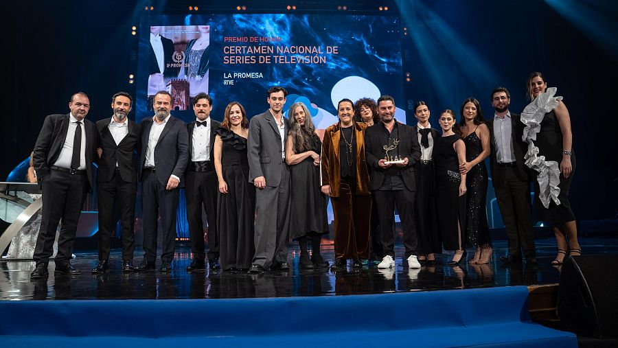 El equipo de 'La Promesa', premiada en Almería