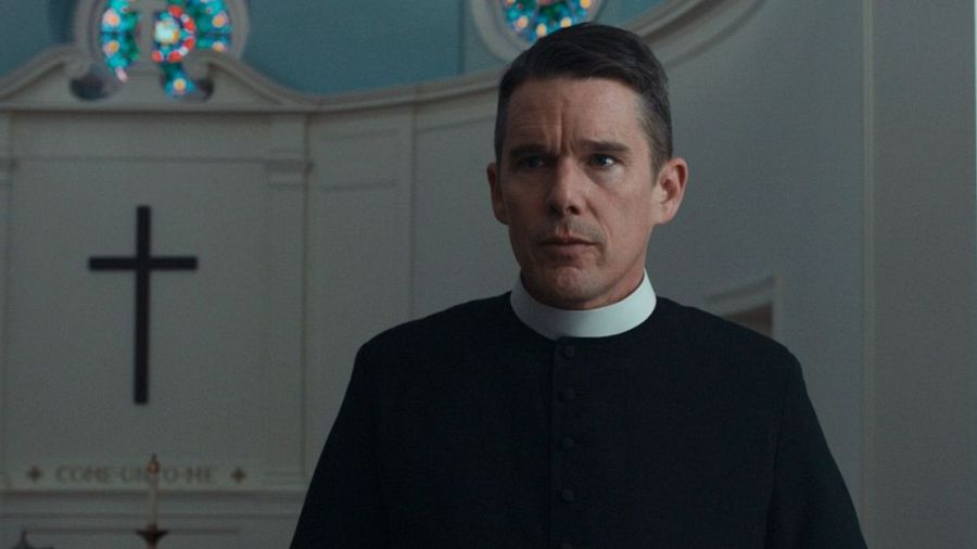 Reverendo Ernst Toller atento a la entrada de feligreses