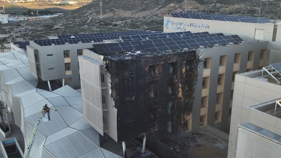 Estado en el que ha quedado el bloque cinco del Hospital Santa Lucía de Cartagena tras el incendio sufrido este miércoles.