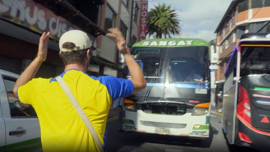 Aldo Comas dirige el tráfico tras el desvío en su ruta