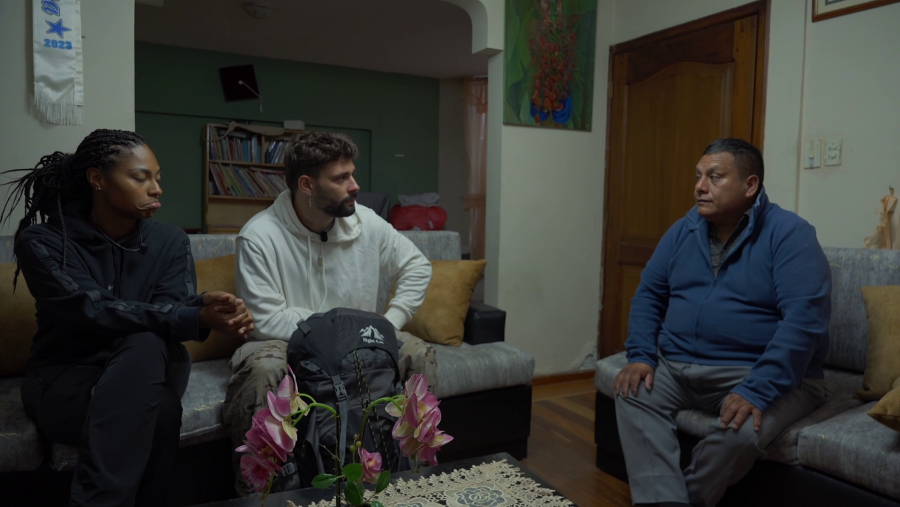 Pedro les cuenta su historia en España a NIA y a J Kbello