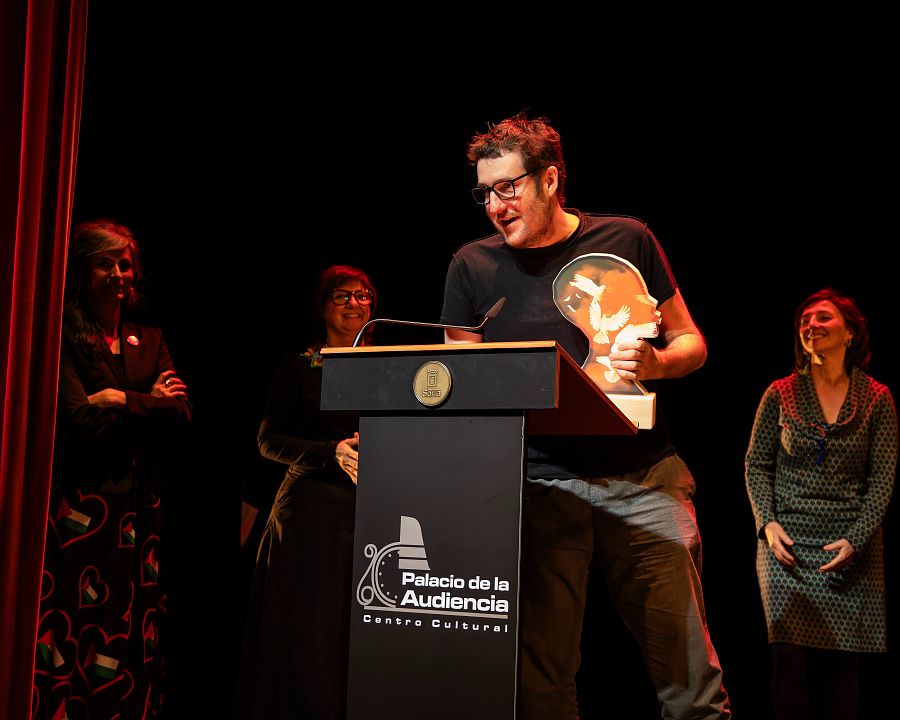 El Cineasta Kote Camacho recoge el premio Mejor Cortometraje Mujer Doc 2025 por Puzzleak