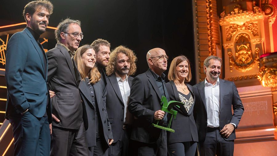 Oscar López con su premio, junto a su equipo