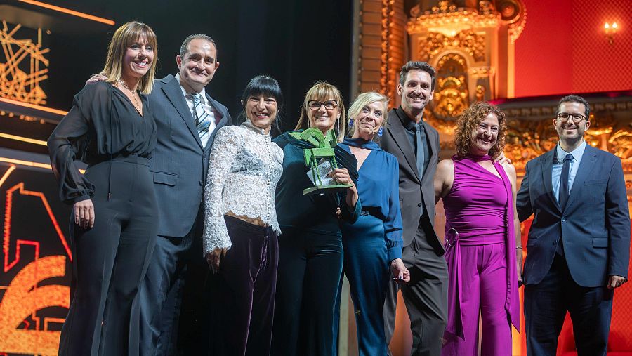 Gemma Nierga, con su premio y su equipo