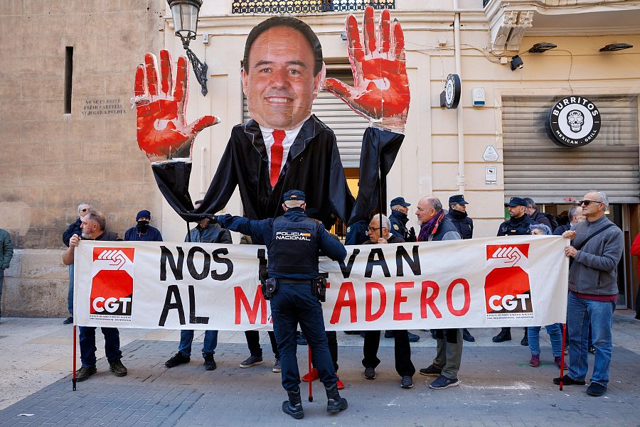 Manifestación de rechazo a la investidura de Pérez Llorca ante Les Corts Valencianes