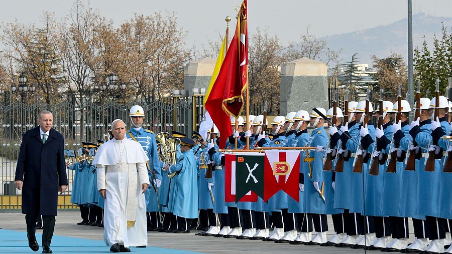 El presidente turco, Recep Tayyip Erdogan, recibe con honores en Ankara al papa León XIV