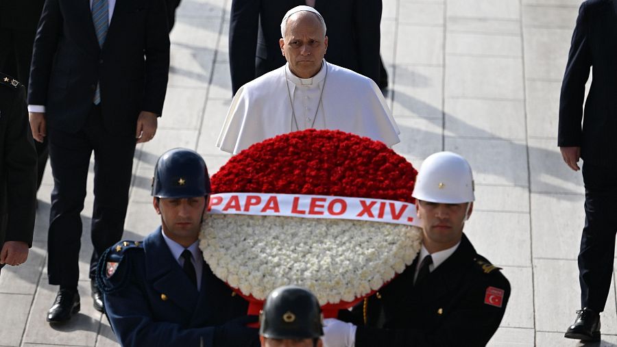 El papa León XIV deposita una corona de flores en el mausoleo dedicado a Ataturk en Ankara