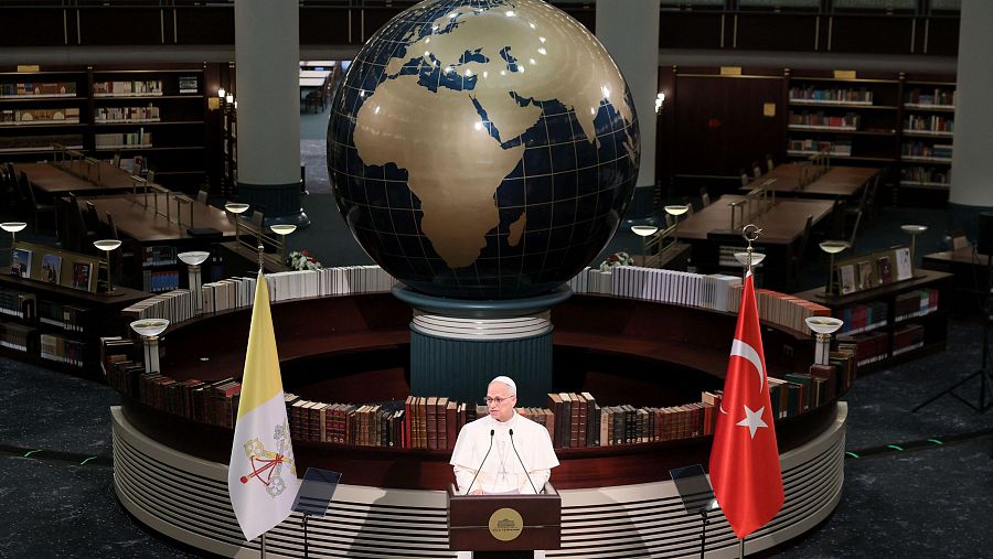 El papa León XIV pronuncia un discurso en la biblioteca nacional de Turquía