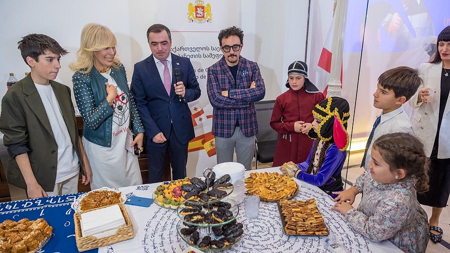 Gonzalo prueba algunos platos típicos de Georgia