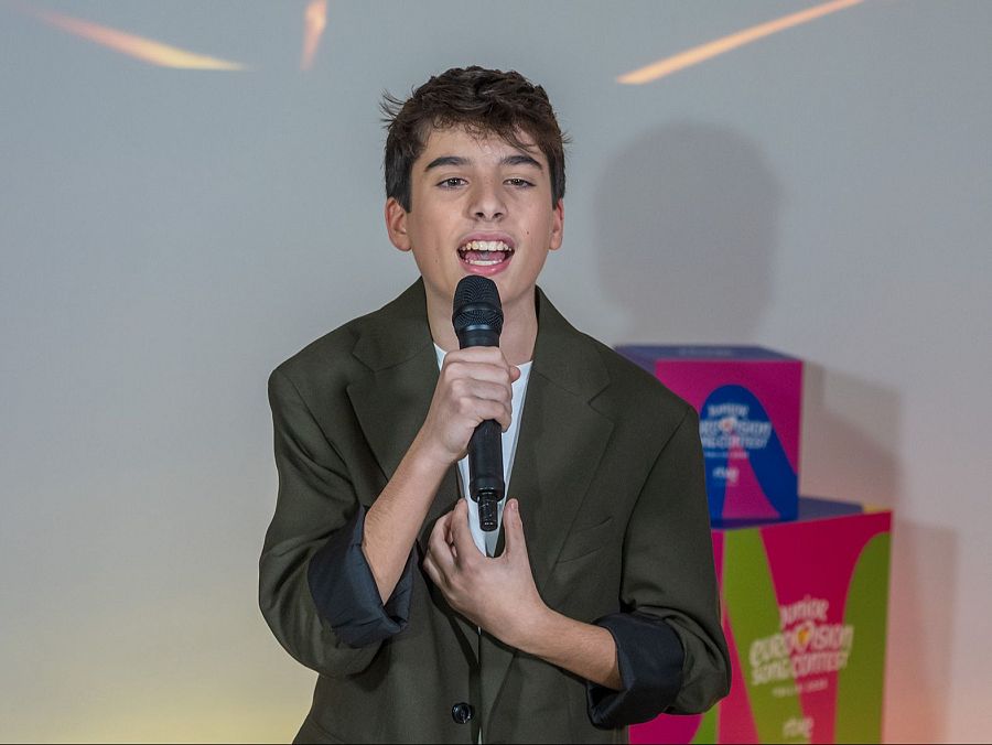 Gonzalo Pinillos canta su canción en la embajada de Georgia en Madrid