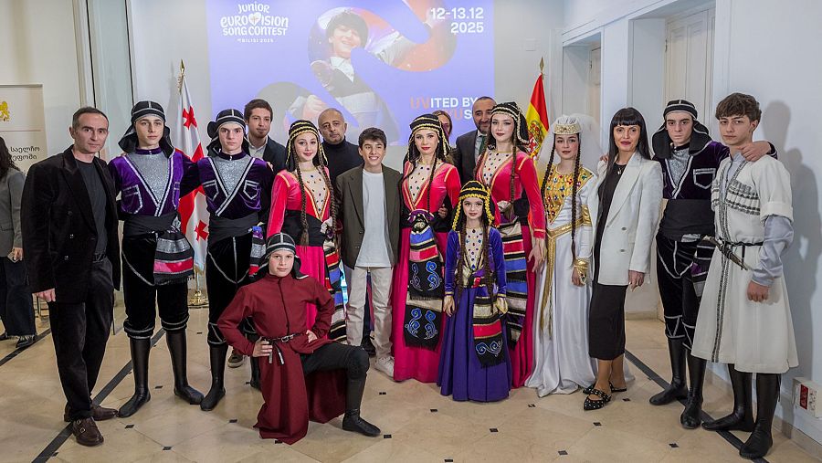 Gonzalo Pinillos con jóvenes georgianos